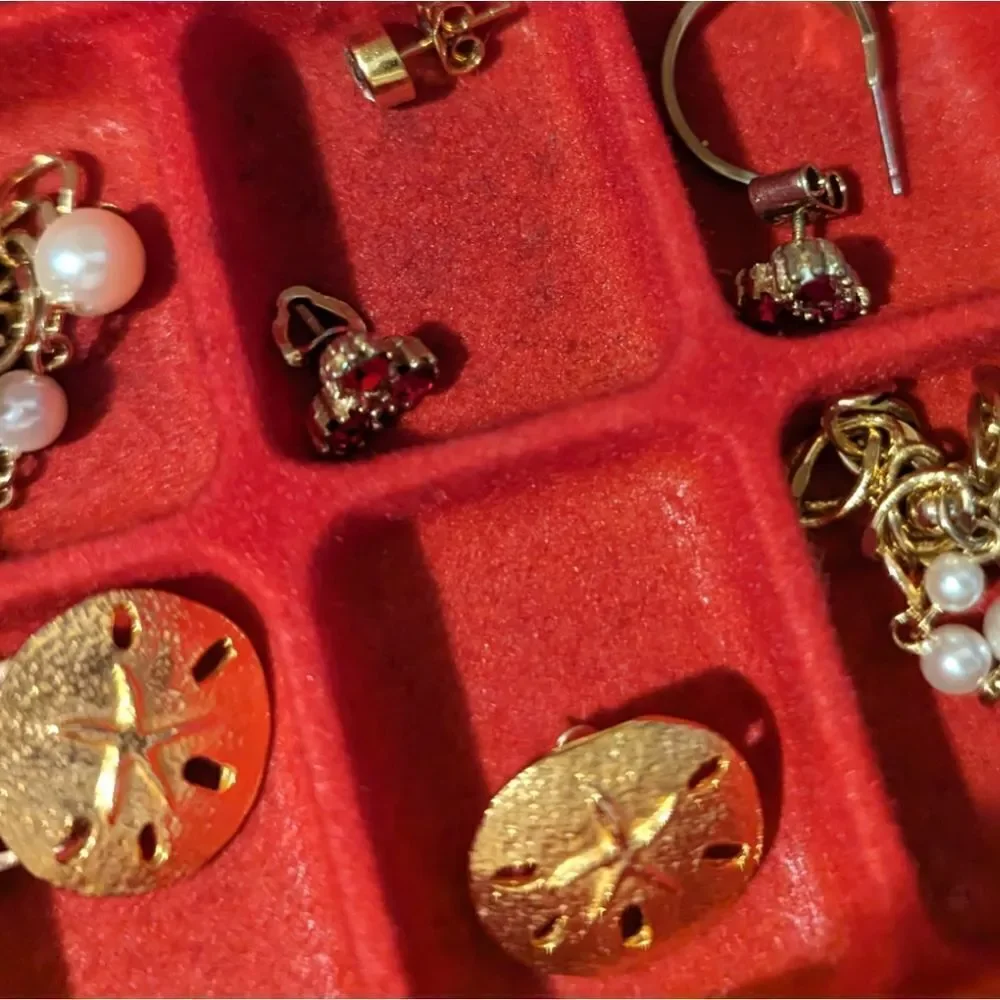 Vintage‎ jewelry box with gold tone earrings
